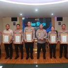 ‎Kapolda Kepri Serahkan  Piagam Penghargaan Kapolri Kepada  Lima Satuan Kerja Peraih Predikat Pelayanan Prima