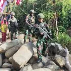 Sambut HUT RI, Pos Walesi Satgas Yonif 645/Gardatama Yudha Bersama Warga, Kibarkan Merah Putih di Bukit Walesi