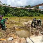 Satgas Yonif 645 GTY Pos Muara Nawa Melaksanakan Kegiatan Membangun Gereja Di Distrik Airu  ‎