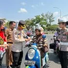 Sambut HUT ke-81 RI, Polda Kalteng Bagikan Bendera Merah Putih ke Pengendara