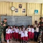 Tingkatkan semangat belajar anak Papua,Satgas Yonif 645/Gty kunjungi SD Inpres Eragayam