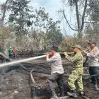 Kapolres Pelalawan Bersama Wakil Bupati Padamkan Karhutla di Teluk Binjai