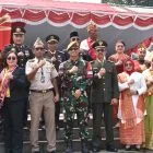 Satgas Pamtas RI-Malaysia Yonarmed 19/Bogani Ikuti Upacara Bendera HUT ke-81 Kemerdekaan RI di PLBN Entikong