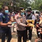 Kapolres Pelalawan Bersama Tim Gabungan Bagikan Masker dan Sembako untuk Warga Terdampak Asap Karhutla di Kerumutan