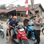 Polsek Pangkalan Kuras Bagikan 200 Masker Gratis untuk Lindungi Warga dari Dampak Kabut Asap Karhutla