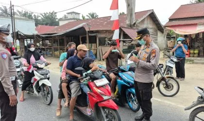 Polsek Pangkalan Kuras Bagikan 200 Masker Gratis untuk Lindungi Warga dari Dampak Kabut Asap Karhutla
