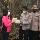 Wujud Kepedulian, Bhayangkari Polda Kalteng Sambangi Satgas Dalkarhutla Beri Semangat dan Motivasi