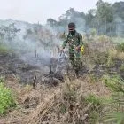 Aksi Cepat Tanggap, Pos Kout Satgas Yonarmed 13/Nanggala Bergerak Cepat Padamkan Karhutla di Wilayah Senaning
