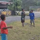 Lepas Penat Setelah Bekerja, Satgas Yonif 645/GTY Ajak Warga Benawa Olahraga Bersama