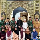 Lantunan Sholawat dan Kolaborasi Hadroh, Pos Kotis Satgas Yonarmed 13/Nanggala Peringati Maulid Nabi Muhammad SAW di Masjid Al-Hidayah