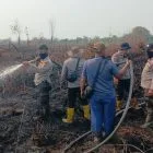 Wakapolres Pelalawan Pimpin Langsung Padamkan Karhutla di Desa Aur Kuning Kerumutan 