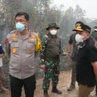 Pantau Karhutla di Bukit Rawi Bersama Gubernur dan Pangdam, Kapolda Kalteng Pastikan Ketersediaan Sumur Bor