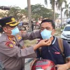 Ditengah Kabut Asap Kapolres Pelalawan Turun ke Jalan Bagi Masker Gratis Untuk Pengendara dan Warga 